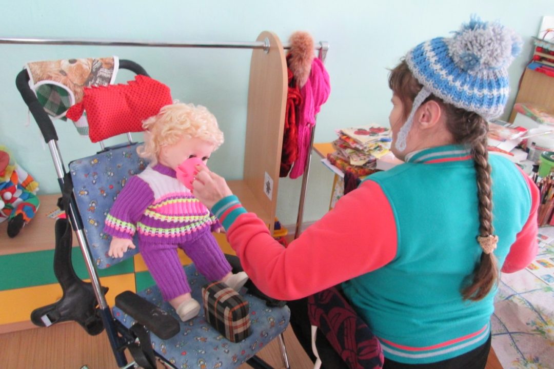 Занятие по трудовой терапии «Выберем одежду для куклы Любавы по сезону»