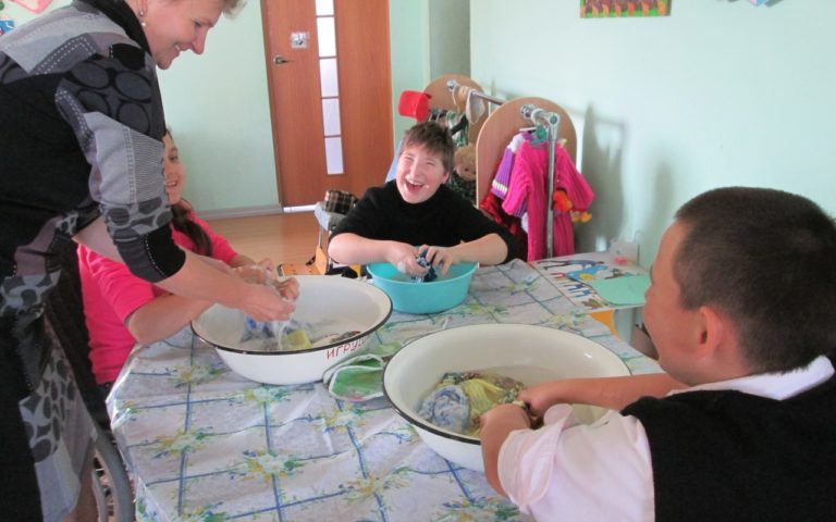 Занятие по трудовой терапии «Стирка передников в мыльном растворе»